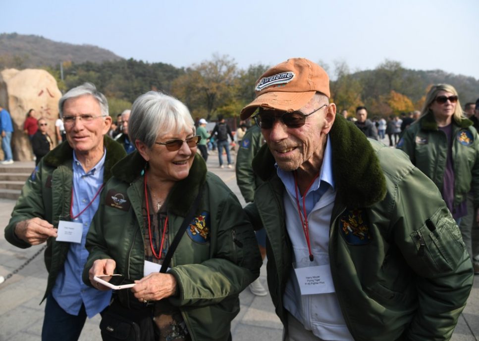 美国老兵登长城纪念参战80周年 全球最年长机师兼庆103岁生日