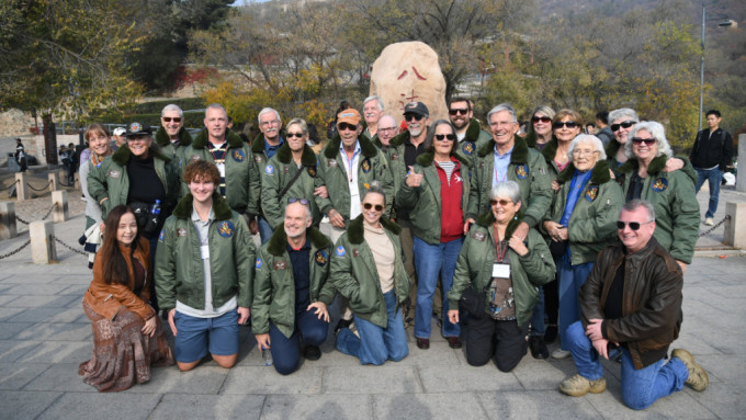 美国老兵登长城纪念参战80周年 全球最年长机师兼庆103岁生日