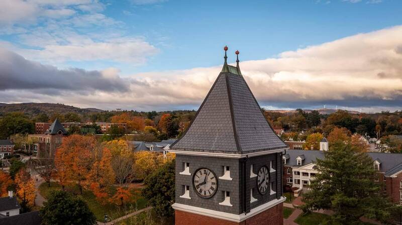 美学校钟楼尖顶上惊见南瓜? 神秘传统成校园特色