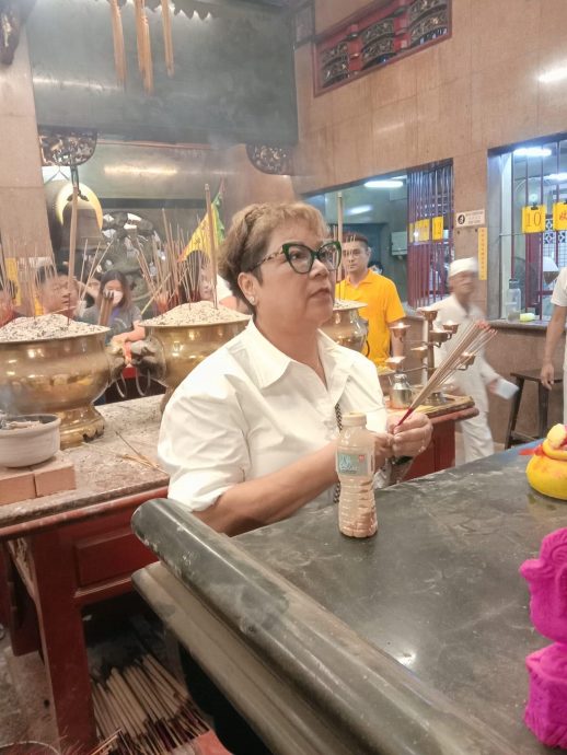 肥妈现身安邦拜九皇爷 返港不慎扭伤坐轮椅