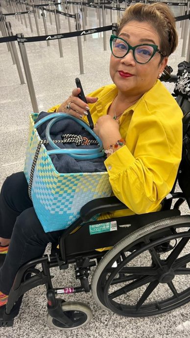 肥妈现身安邦拜九皇爷 返港不慎扭伤坐轮椅