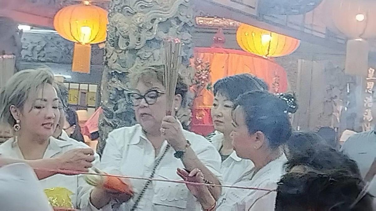 肥妈现身安邦拜九皇爷 返港不慎扭伤坐轮椅