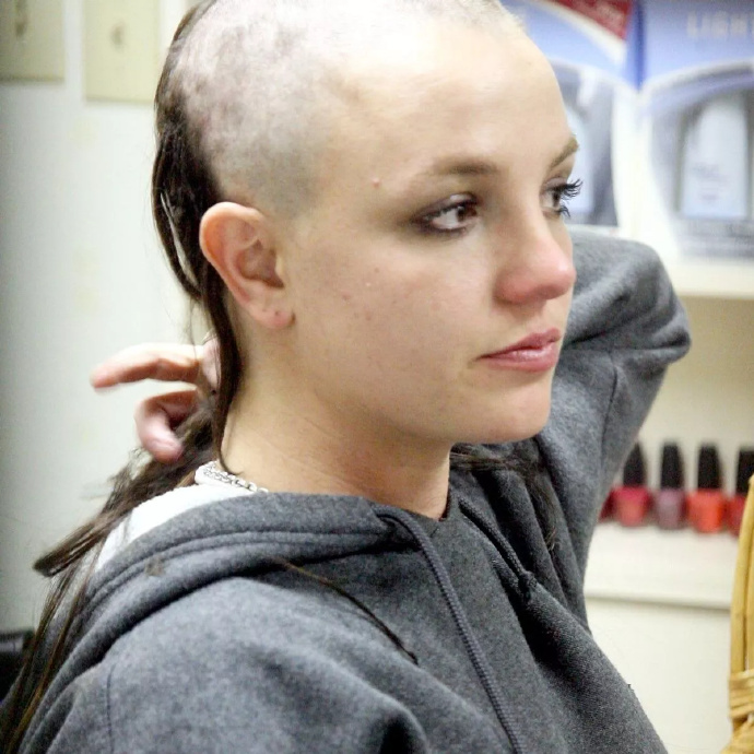 自传揭剃光头原因 碧妮坦言是反击行为