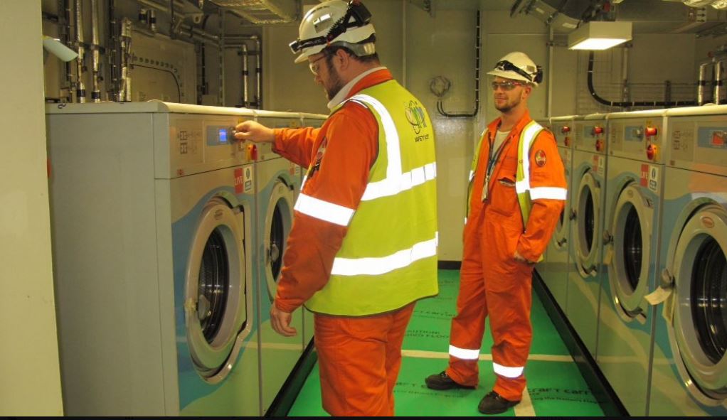 英媒:防中国间谍渗透 英海军禁香港人洗衣工登舰