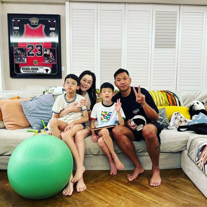 范玮琪神隐数月首发声 晒全家福谢黑人：一家人什么都不怕