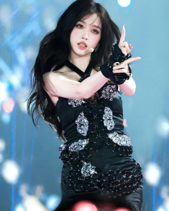 虞书欣遭激光笔射脸? 粉丝开骂被打脸