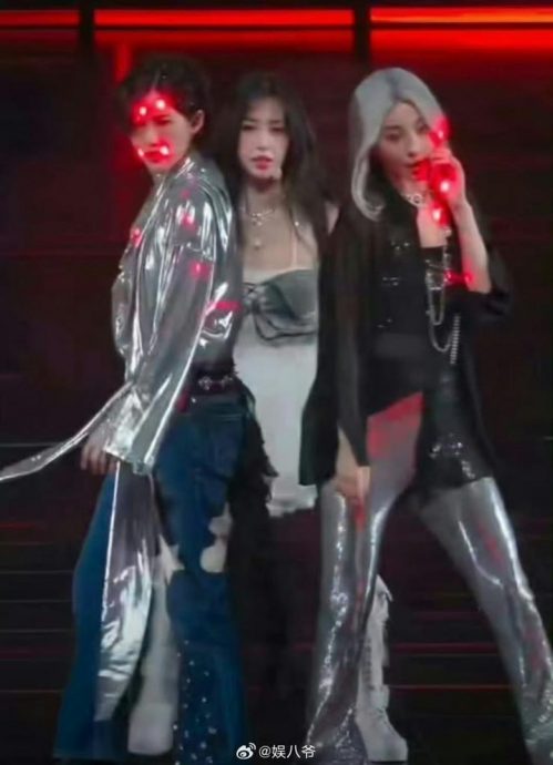 虞书欣遭激光笔射脸? 粉丝开骂被打脸