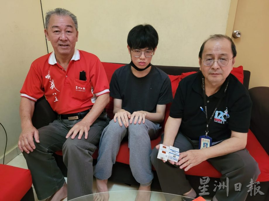 补照片:芙蓉:父母相继离世,18岁青年获星洲基金会援助