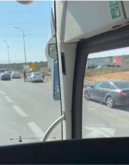 被军人搜身爆炸声吓到发抖 大马人在以色列战争现场逃难