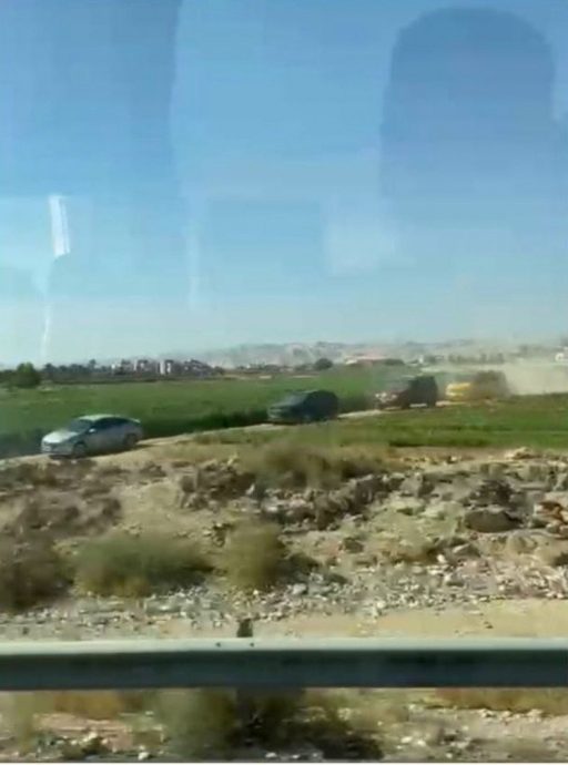 被军人搜身爆炸声吓到发抖 大马人在以色列战争现场逃难