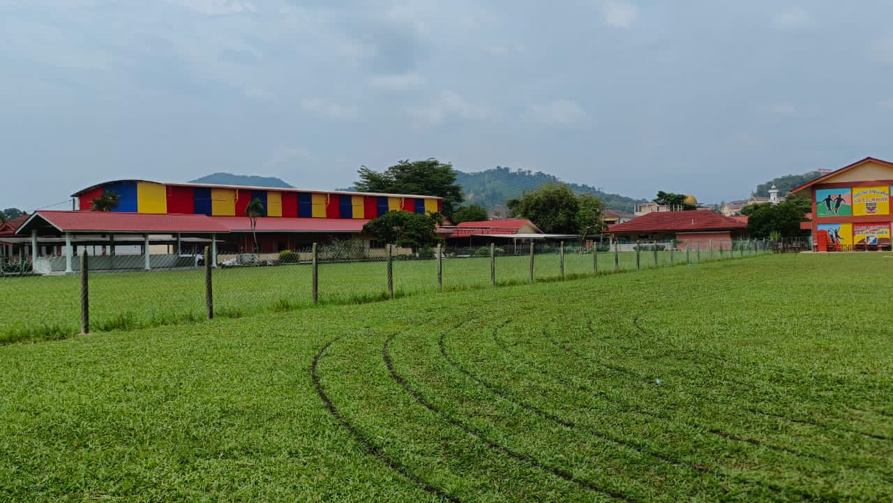 西华尼申:是否保留隔开两校草场篱笆 两周交申请由教部定夺