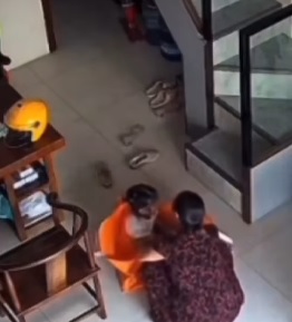 视频| 女童独自玩耍躲进大袋 拉不开拉链险丢命