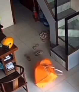 视频| 女童独自玩耍躲进大袋 拉不开拉链险丢命