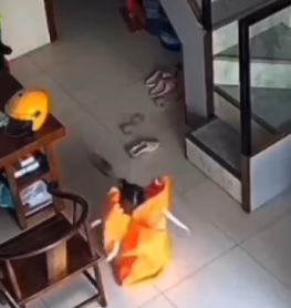 视频| 女童独自玩耍躲进大袋 拉不开拉链险丢命