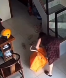 视频| 女童独自玩耍躲进大袋 拉不开拉链险丢命