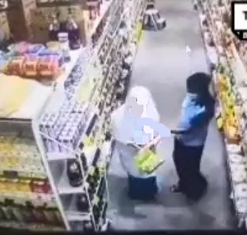 视频|假意伸手取货架上食品 罗兴亚男向女学生“咸猪手”