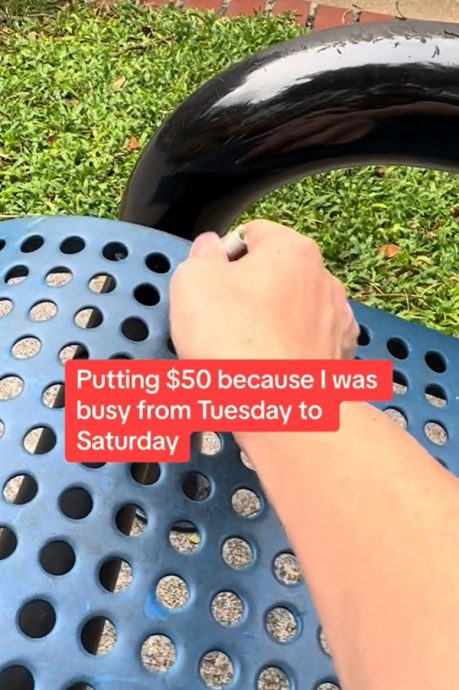 视频|公共场所藏钞票“寻宝” 男子:“比捐钱更有满足感”