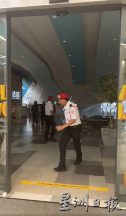 视频|午后遭暴雨吹袭 灵市Megah Rise广场天花板塌下!