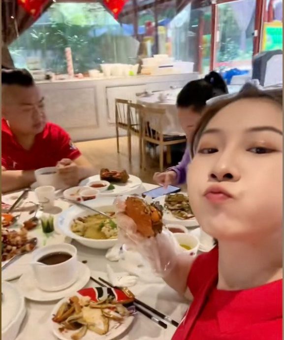 视频|在马体验一日餐馆服务生 中国博主:辛苦且低薪!