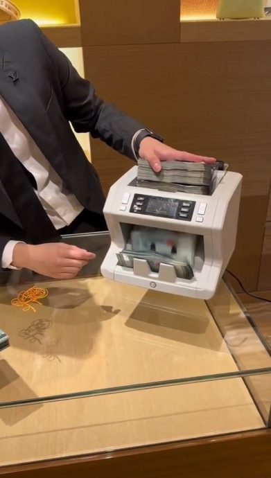 视频|女子现钞买4万多名牌包惹议 网民:为了逃税?