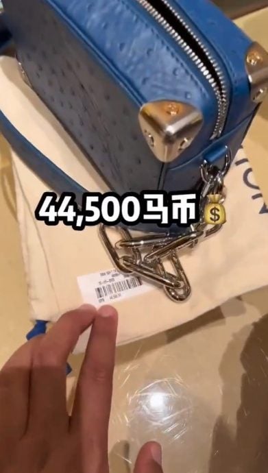 视频|女子现钞买4万多名牌包惹议 网民:为了逃税?