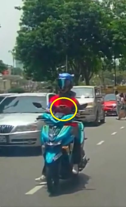 视频|摩托撞车尾跌倒很可怜?行车记录仪还原真相:她按手机