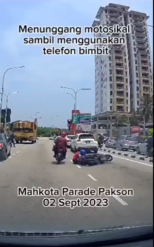 视频|摩托撞车尾跌倒很可怜?行车记录仪还原真相:她按手机