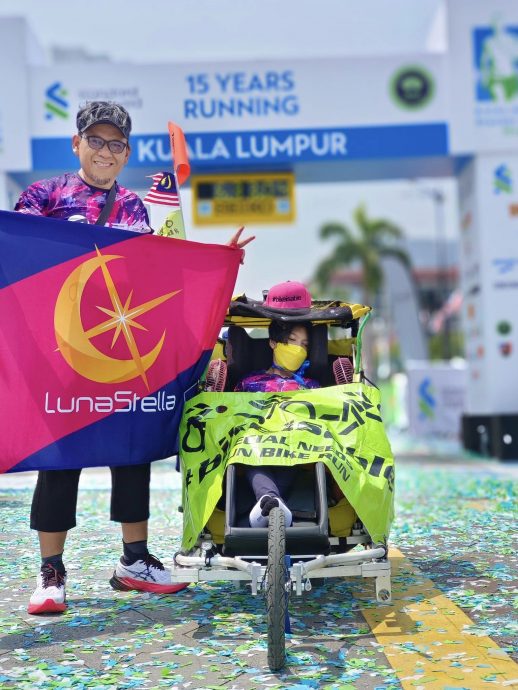 视频|父推15岁脑瘫女儿跑半马 “她的笑容、快乐是最珍贵”