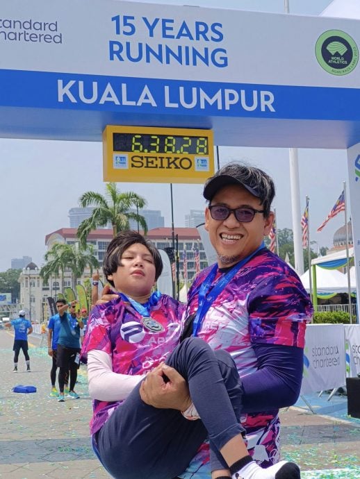 视频|父推15岁脑瘫女儿跑半马 “她的笑容、快乐是最珍贵”