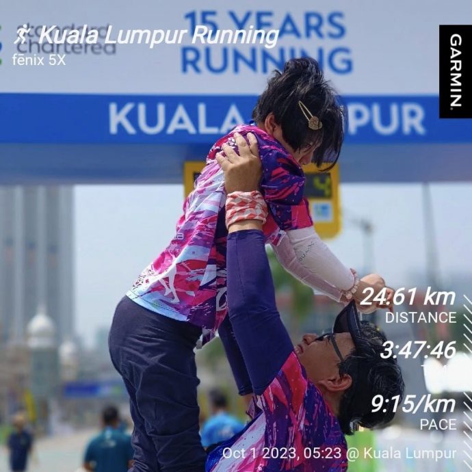 视频|父推15岁脑瘫女儿跑半马 “她的笑容、快乐是最珍贵”