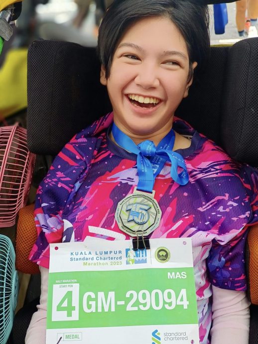 视频|父推15岁脑瘫女儿跑半马 “她的笑容、快乐是最珍贵”