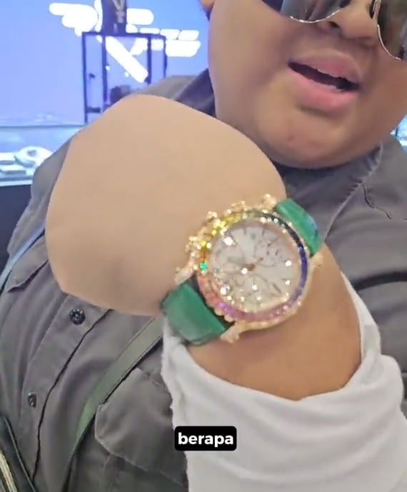 视频|粉红女商女儿43万行头一身 网惊叹:流动Bungalow!