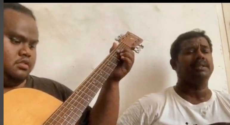 视频|网赞印裔父子唱《海阔天空》 “说国语、唱粤语,一个大马”