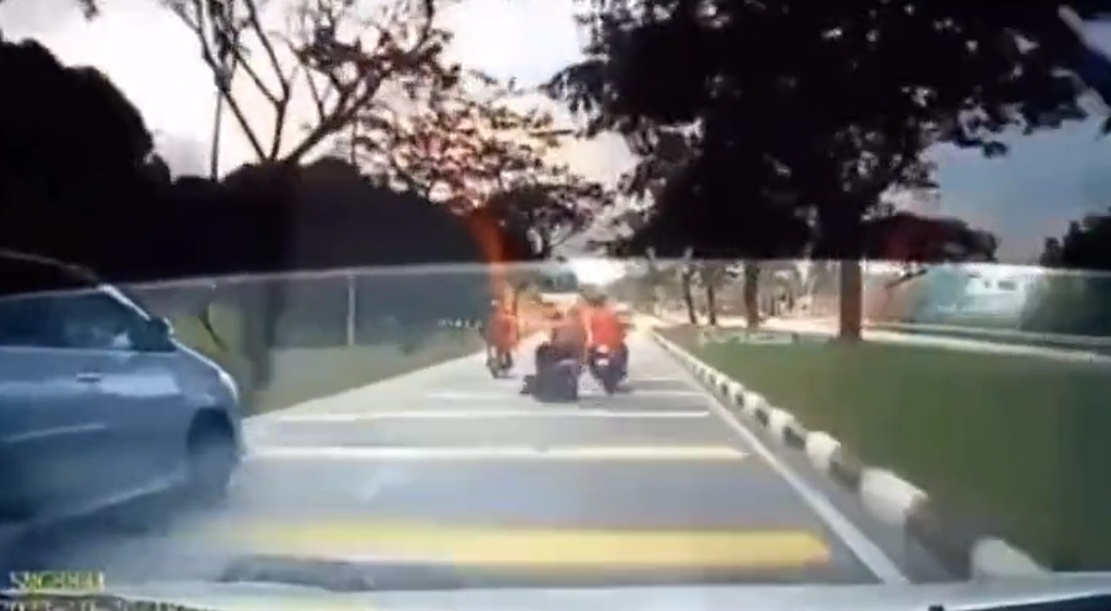 视频|背斜包骑摩托遭掠夺 骑士翻车险被辗