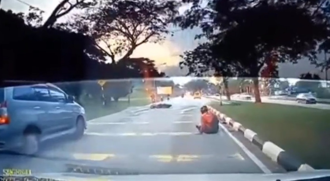 视频|背斜包骑摩托遭掠夺 骑士翻车险被辗