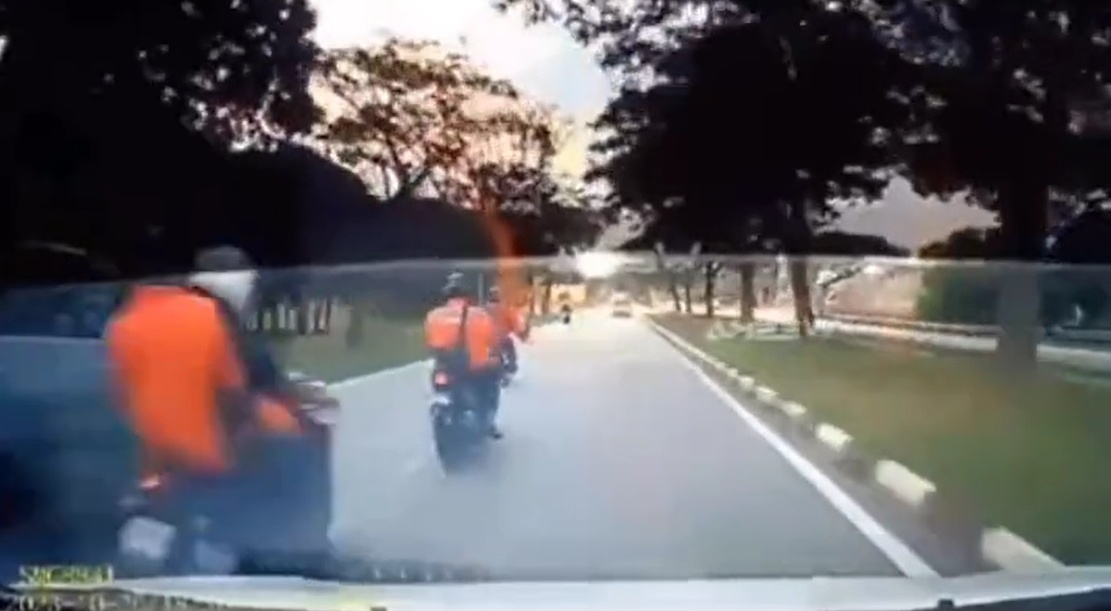 视频|背斜包骑摩托遭掠夺 骑士翻车险被辗