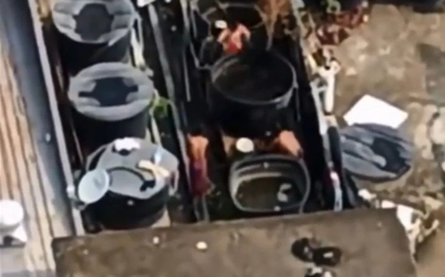 视频|顶楼水槽变浴室？外劳洗澡又洗衣  网：这些水还乾净吗？