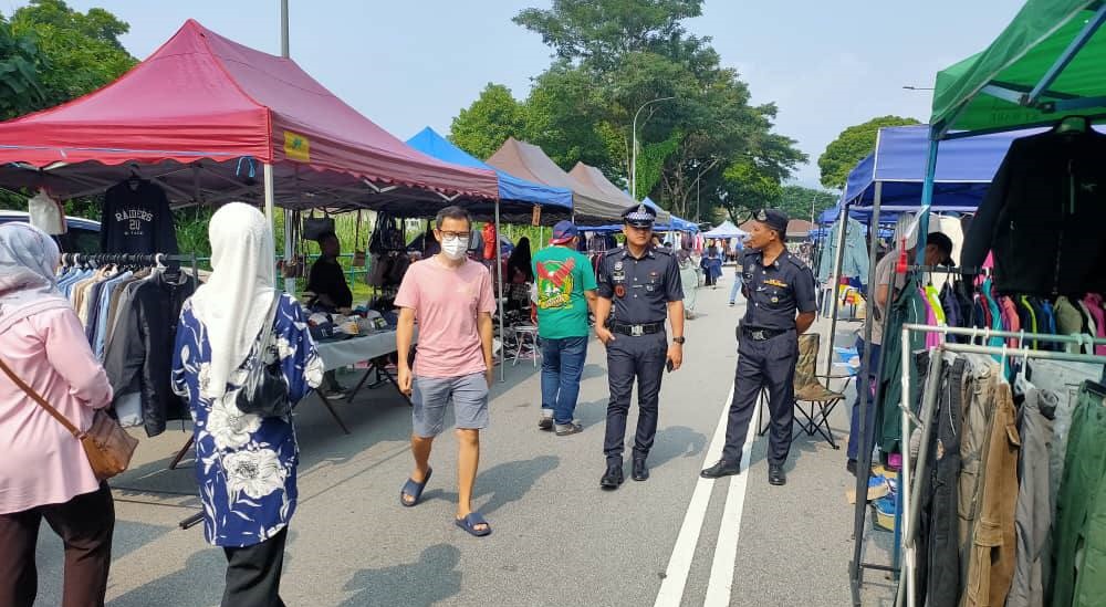 警方派出巡逻车巡逻维持治安