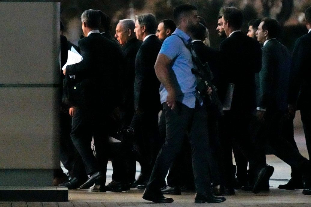 访以遭遇空袭警报 布林肯紧急避难