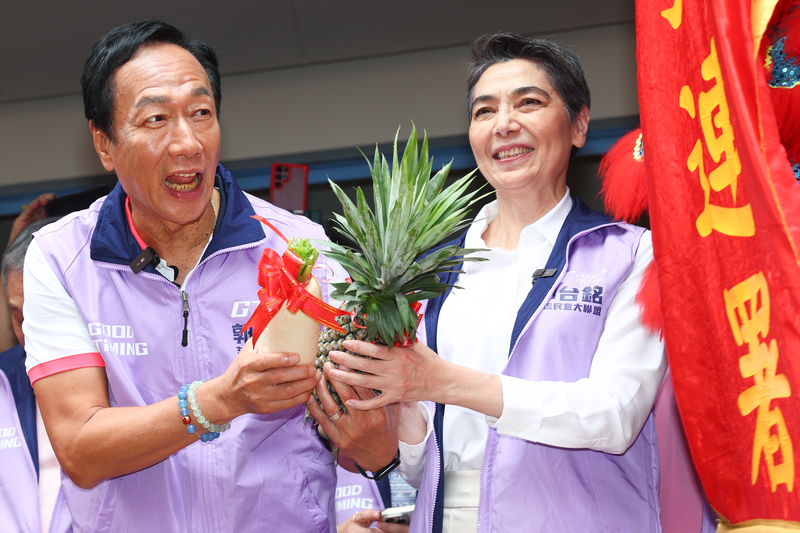 赖佩霞取得“放弃美籍证明” 郭台铭:一起打拚奋战