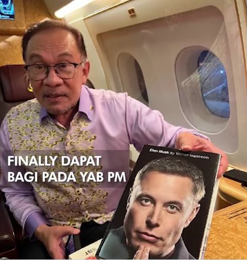 赛夫鲁出差忙里偷闲逛书局 买了《Elon Musk》送给首相