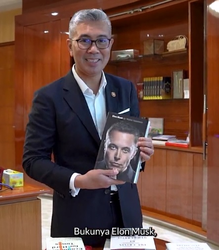 赛夫鲁出差忙里偷闲逛书局 买了《Elon Musk》送给首相