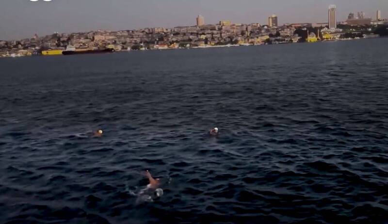 跨海大桥塞太久！糕点师泳渡海峡上班 省下30分钟通勤