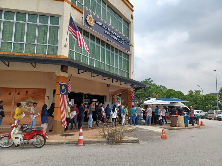 路税贴纸短缺，保险代理民众叫苦连天