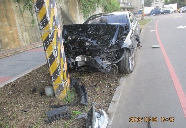 车子暴起闯红灯 连撞6车骑士无辜惨死