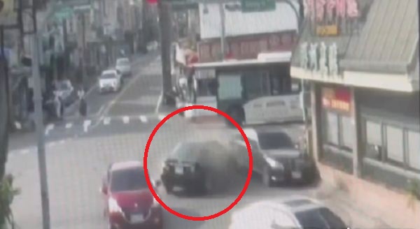 车子暴起闯红灯 连撞6车骑士无辜惨死