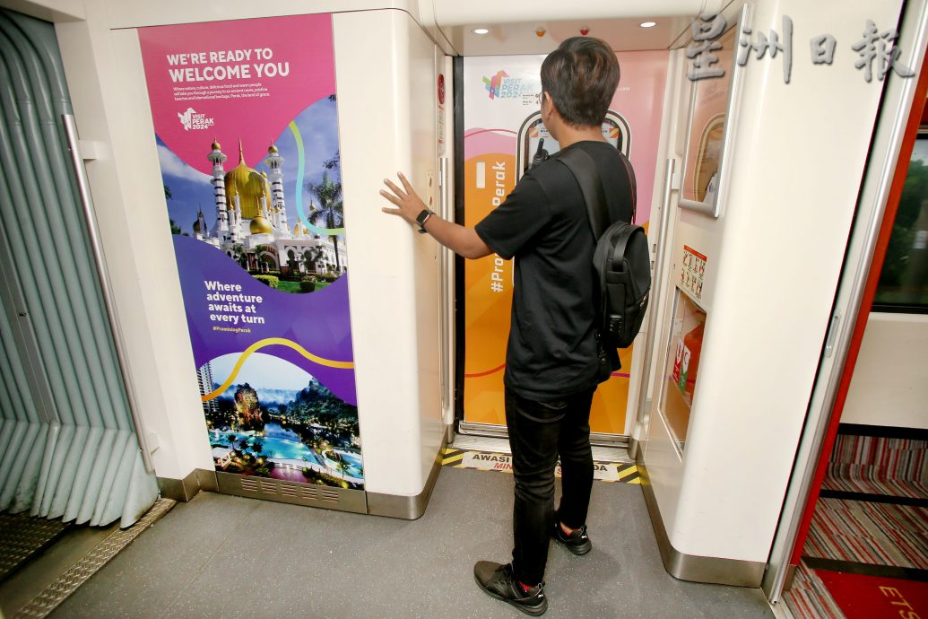 迎接2024霹旅游年 火车厢内置宣传引游客