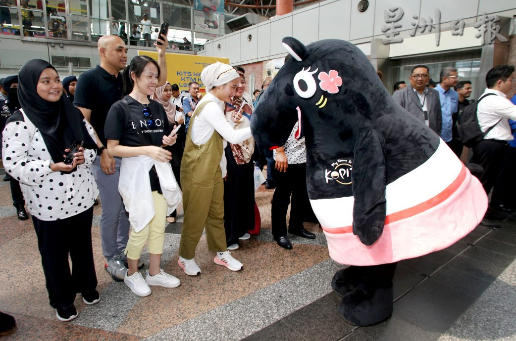 迎接2024霹旅游年 火车厢内置宣传引游客