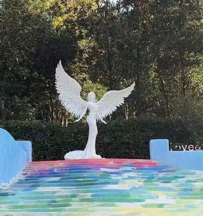 追思会飞入2只蝴蝶  “李玟带爸爸来了”