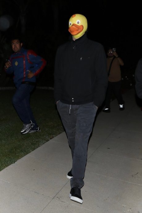 里奥纳度被25岁女友抓屁股 手伸内裤调情全被拍